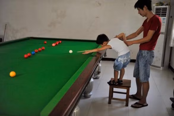 Wuka được bố dạy tập bi-a hơn 2 năm nay. Mỗi ngày cậu bé tập luyện 5 tiếng bên bàn bi-a.