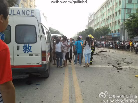 Xe cứu thương và nhân viên cứu hộ đã được điều động tới hiện trường để cứu các nạn nhân.