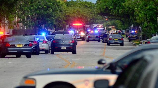 Cảnh sát bao vây bên ngoài tòa nhà chung cư.