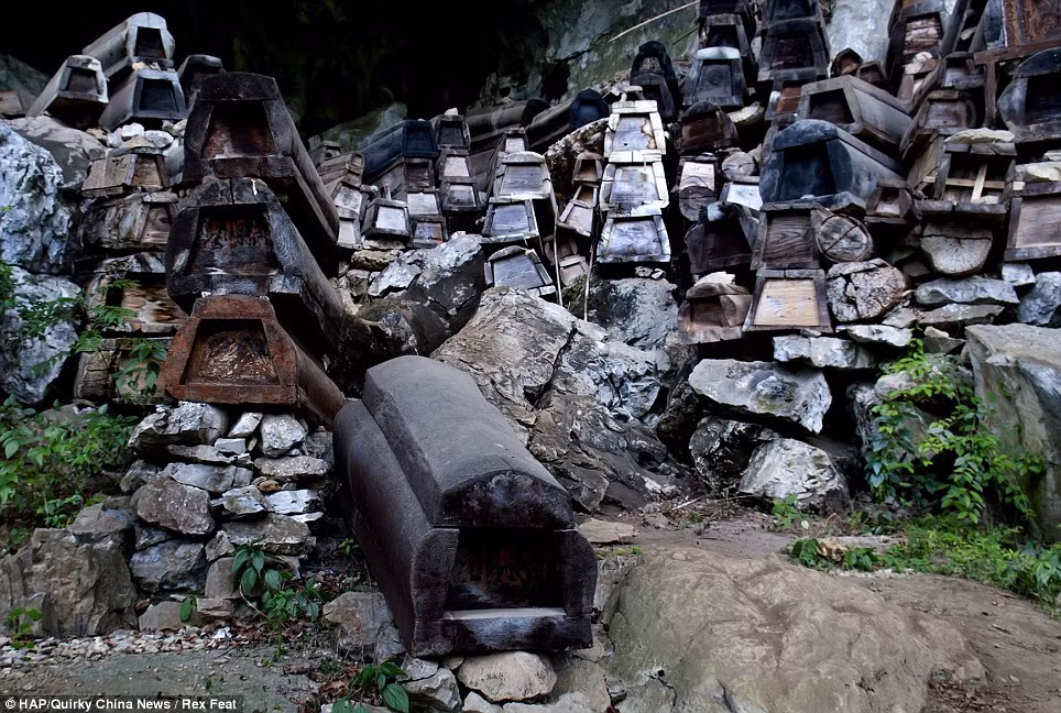 Trong khi đó, một truyền thuyết khác lại cho rằng khu vực này thường bị lũ lụt và người dân địa phương đặt quan tài trong hang động để tránh bị cuốn trôi và giúp linh hồn người đã khuất dễ dàng lên thiên đàng.