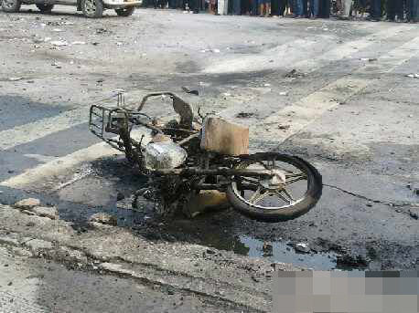 Một chiếc xe máy bị cháy rụi.