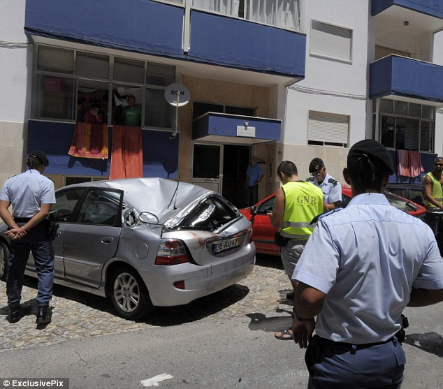 Lực lượng cấp cứu đã có mặt tại hiện trường để đưa nạn nhân tới bệnh viện. Các nhân chứng cho biết người đàn ông vẫn tỉnh táo và nói chuyện khi được đưa tới bệnh viện với một chân bị gãy.