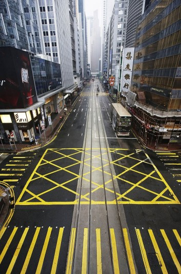 Đường phố Hong Kong vắng tanh trước thời điểm siêu bão Usagi đổ bộ vào đây.