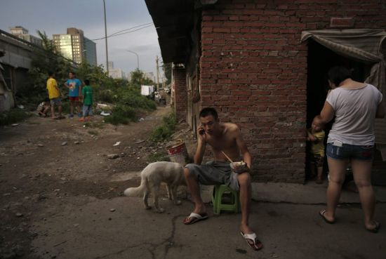 Bữa cơm chiều của một cặp vợ chồng trẻ cùng đứa con nhỏ tại khu ổ chuột.