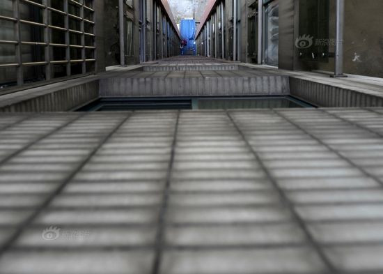 Bức ảnh chụp tại hiện trường từ ban công tầng 18 của nhà nhìn xuống dưới đất.