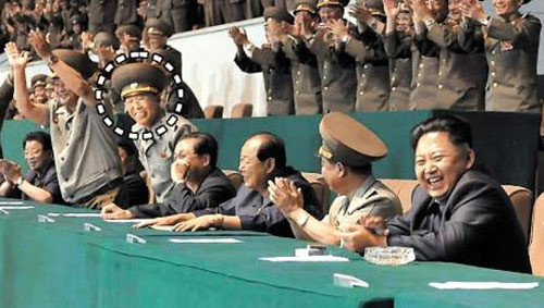 Ông Ri Yong-gil (khoảnh tròn) dự một trận bóng đá với các lãnh đạo Triều Tiên ở Bình Nhưỡng hôm 28/8.