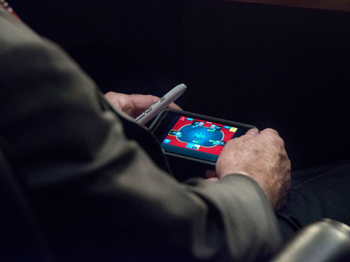 Bức ảnh Thượng nghị sĩ Mỹ John McCain bị bắt gặp đang chơi bài poker trên iPhone trong giờ họp.