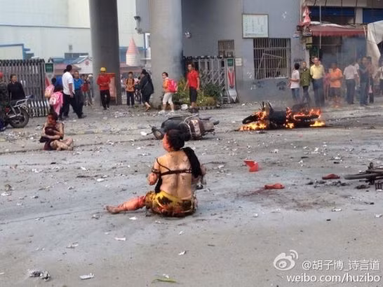 Các nạn nhân bị thương và xe bóc cháy tại hiện trường vụ nố.