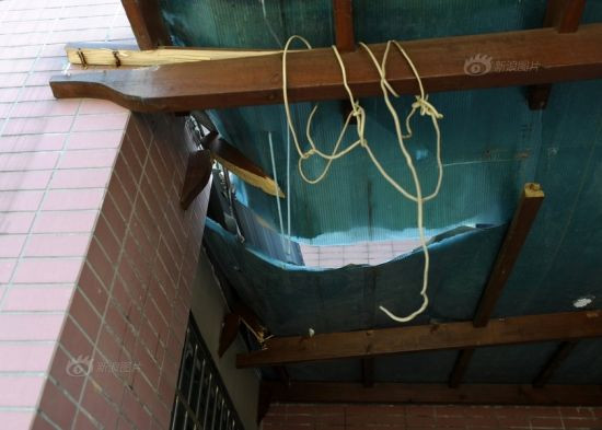 Thành xà đỡ mái tôn đã bị gãy sau vụ tai nạn.