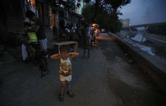 Khu ổ chuột nằn cạnh một con kênh thoát nước thải của thành phố.