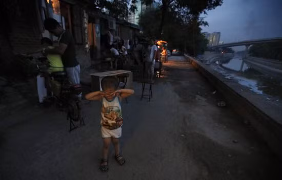 Khu ổ chuột nằn cạnh một con kênh thoát nước thải của thành phố.