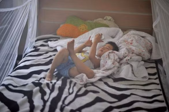 Cậu bé cũng thích chơi game trên điện thoại di động như những đứa trẻ cùng tuổi khác.