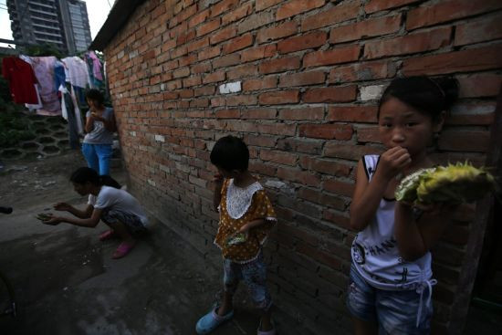 Những người sống tại khu ổ chuột ở Bắc Kinh chủ yếu là các lao động nhập cư có hoàn cảnh kinh tế khó khăn.