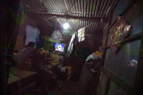 Bên trong một căn nhà lụp sụp tại khu ổ chuột.