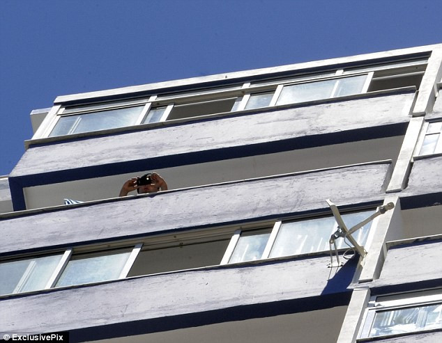 Sức khỏe của người đàn ông đã trở lại bình thương sau khi được phẫu thuật băng bó chân bị gãy. Hiện cảnh sát đang tiến hành nguyên nhân của vụ tai nạn hy hữu này.