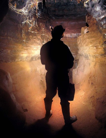 Lối vào mỏ tối đen như mực. Annette và nhóm thám hiểm phải chờ một lúc để mắt của họ làm quen với bóng tối ở đây.