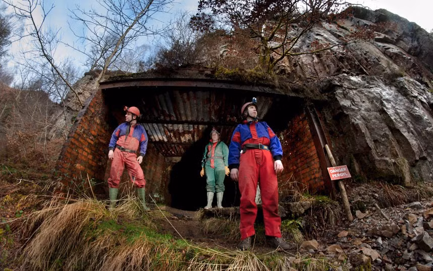 Nhóm thám hiểm tại lối vào mỏ.