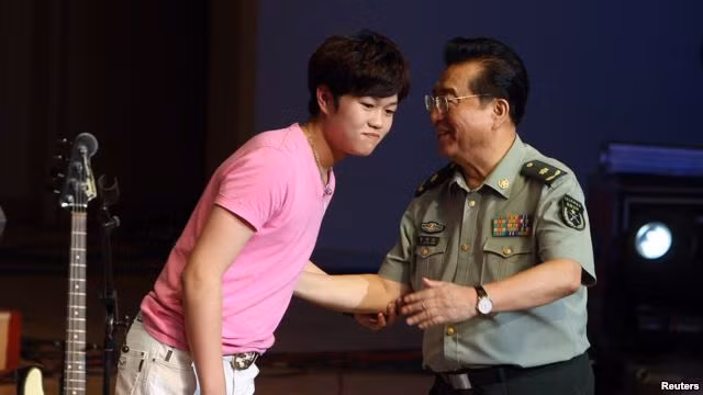 Lý Thiên Nhất trong một lần biểu diễn cùng bố.