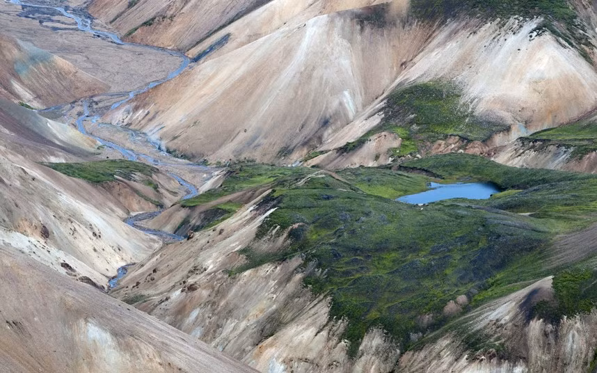 Cảnh núi Rhyolite mountains lúc hoàng hôn được chụp từ đỉnh núi Haalda trong khu bảo tồn quốc gia Fjallabak.
