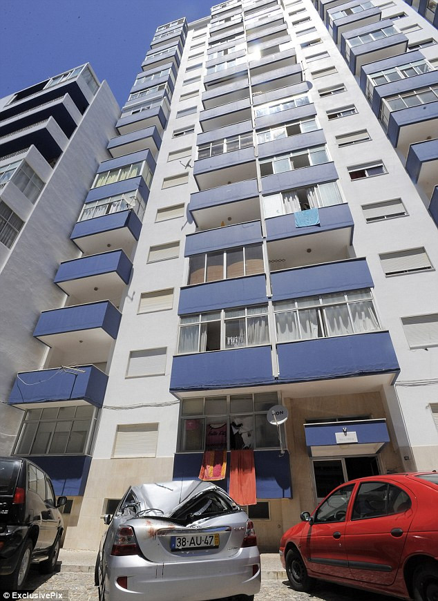 Một người đàn ông 28 tuổi đã bị rơi từ ban công tầng 14 của một tòa nhà chung cư trúng một ô tô đang đỗ ở phía dưới tòa nhà. Chiếc ô tô bị bẹp phần sau.