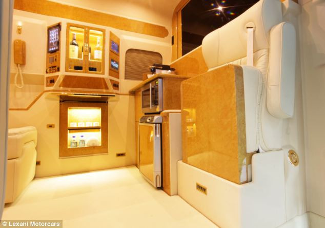 Khu bếp được thiết kế sang trọng và tiện nghi.