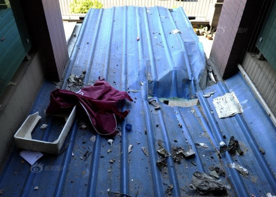 Các bác sĩ cho biết cô bé Yueyue may mắn sống sót là nhờ rơi trúng mái tôn che mưa ở tầng 2. Bởi vì tấm tôn này có tác dụng như một tấm đệm giảm lực va chạm.