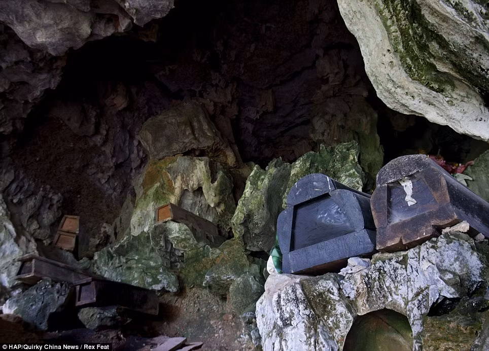 Người dân sống trong khu vực này đã di chuyển từ vùng đồng bằng miền Trung Trung Quốc đến khu vực miền núi tỉnh Quý Châu nhiều thế kỷ trước để tránh chiến tranh.