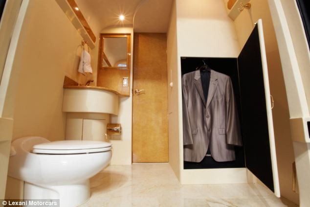 Phòng vệ sinh sang trọng với sàn lát đá cẩm thạch và chậu rửa mạ vàng cùng tủ treo quần áo âm tường.