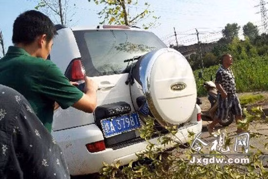 “Ông ta dường như rất tình táo sau khi gây ra tại nạn. Ông ta còn tuyên bố sẽ đến bù cho những nạn nhân bị đâm”, Deng cho biết.