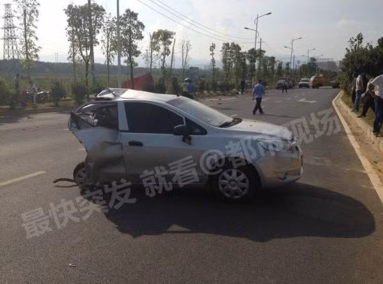 Chiếc xe bị đâm hư hại nặng.