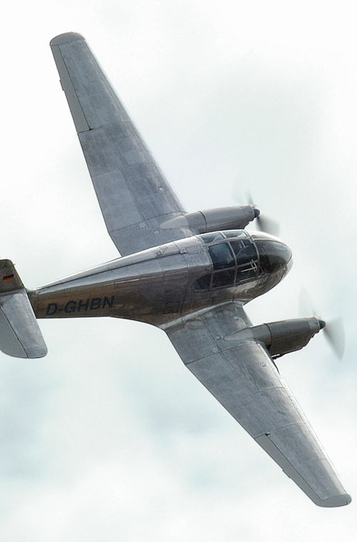 Ae-45 dài 7,77m, sải cánh 12,25m, cao 2,30m, trọng lượng cất cánh tối đa 1,6 tấn. Nó được lắp 2 động cơ 4 xy lanh làm mát bằng không khí Walter M 332-III cho tốc độ tối đa 282km/h, tầm bay 1.700km, trần bay 5.900m. Máy bay chở được 3-4 người, một phi công.