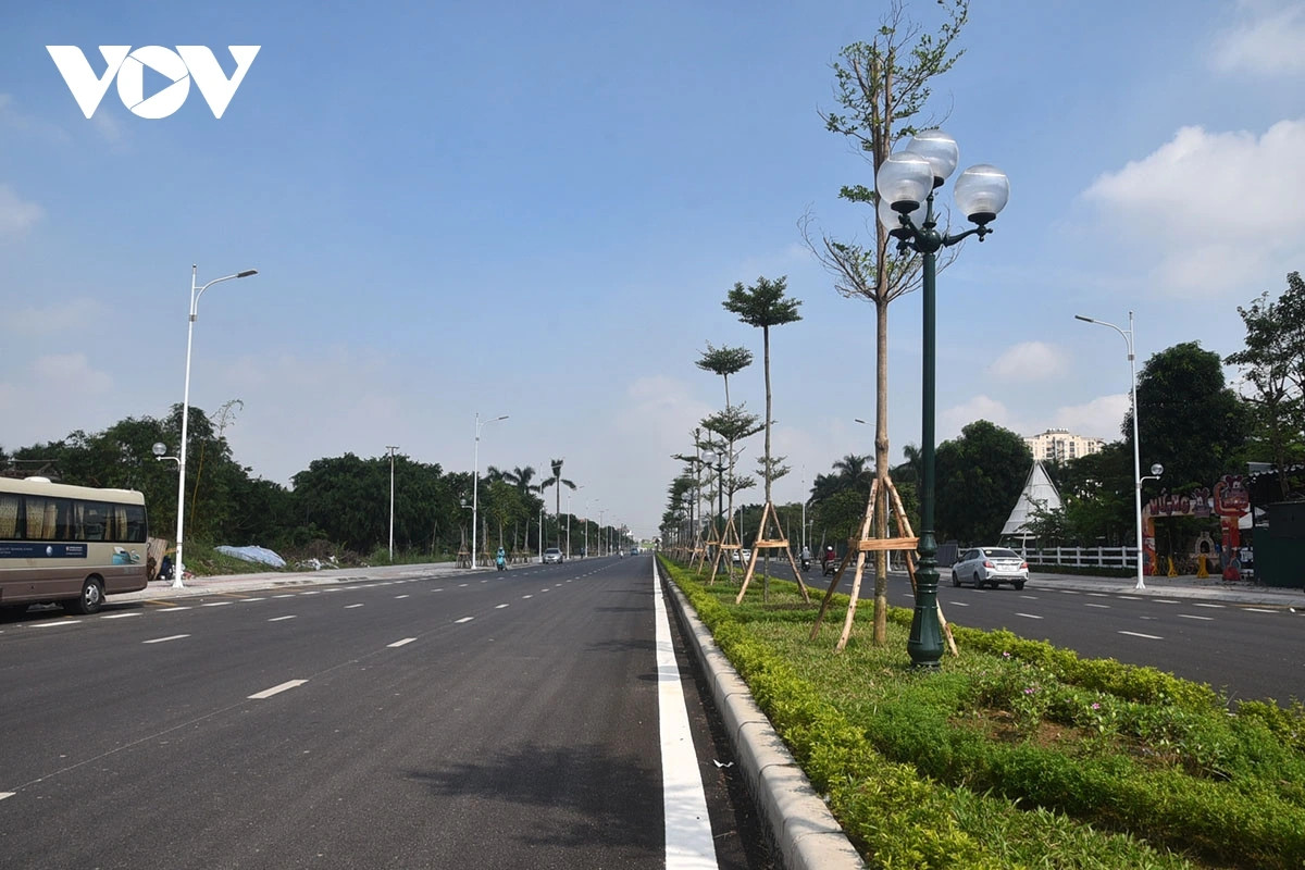 Hệ thống chiếu sáng hai bên đường và dải phân cách kết hợp trồng hoa đã hoàn thành.