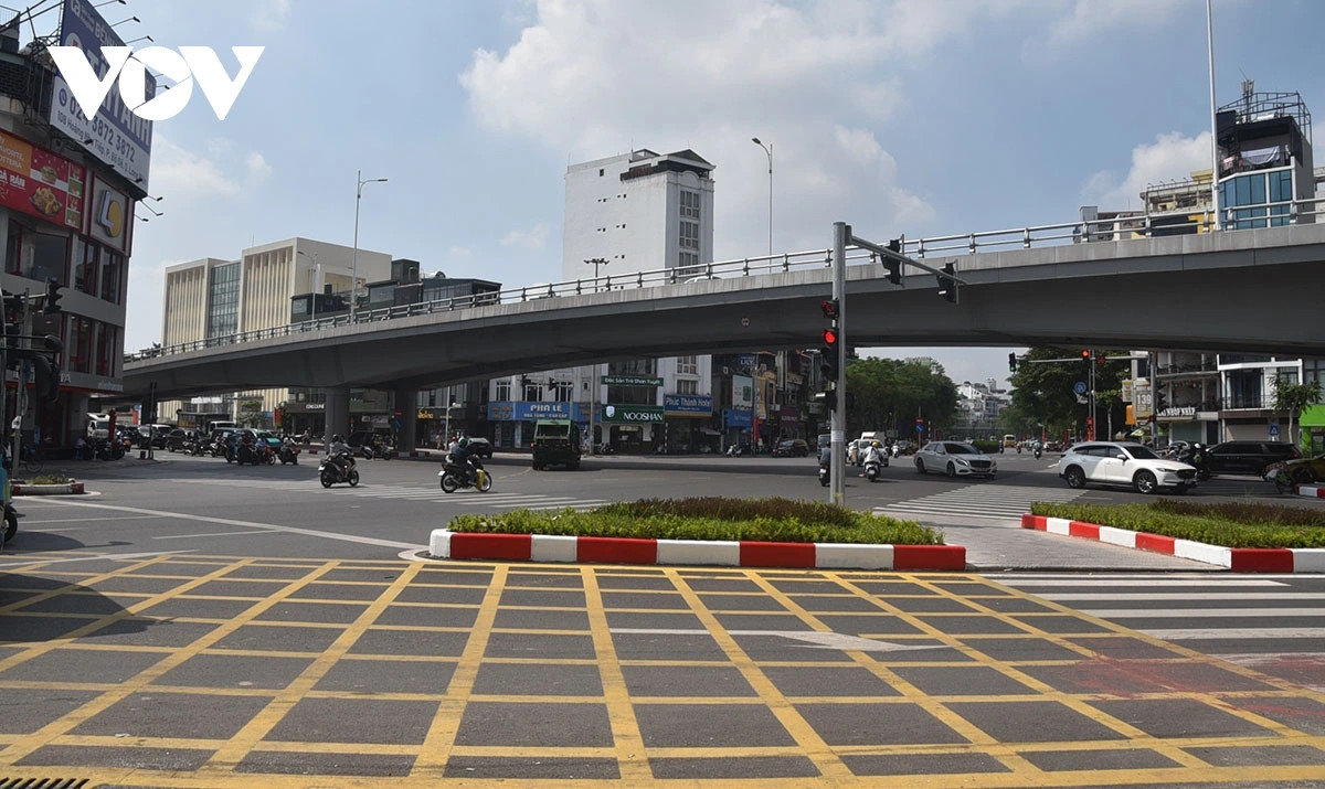 Cầu vượt thép tại nút giao Hồng Tiến - Nguyễn Văn Cừ đã cơ bản hoàn thành các hạng mục, tuy nhiên, các phương tiện chưa được lưu thông. Thiết kế cầu vượt chiều dài và đường dẫn khoảng 400m, 2 làn xe cơ giới và 2 làn xe hỗn hợp.