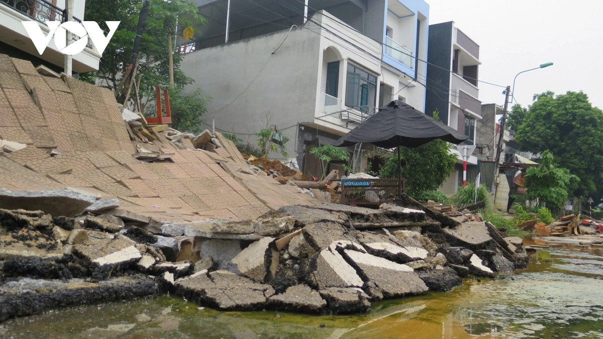 Lào Cai: Nguy cơ sạt lở nghiêm trọng, nhiều hộ dân phải sơ tán - Hình 2 Lao Cai: Nguy co sat lo nghiem trong, nhieu ho dan phai so tan-Hinh-2