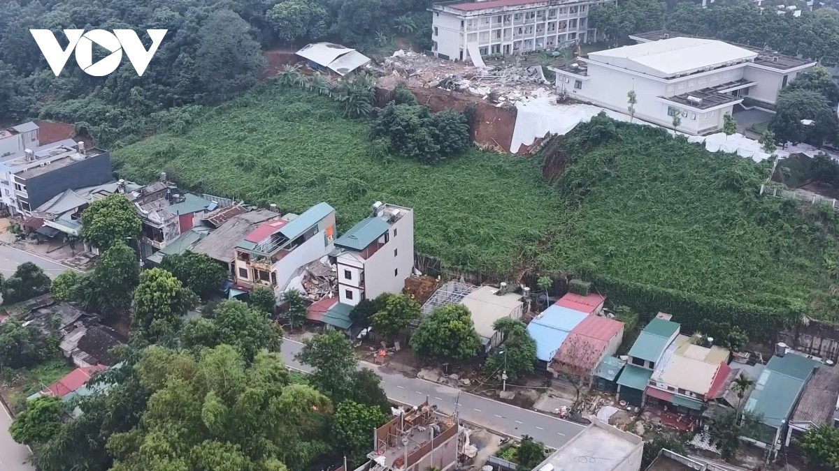 Lào Cai: Nguy cơ sạt lở nghiêm trọng, nhiều hộ dân phải sơ tán - Hình 5 Lao Cai: Nguy co sat lo nghiem trong, nhieu ho dan phai so tan-Hinh-5