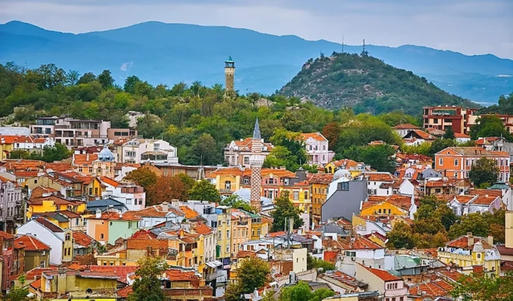 Plovdiv, Bulgaria: Plovdiv ban đầu là một khu dân cư của người Thracia, và là một thành phố lớn của người La Mã. Nó cũng được cai trị bởi người Ottoman trong một thời gian. Bằng chứng về sự sống ở đây có từ 6.000 năm trước. Ngày nay, Plovdiv vẫn là thành phố lớn thứ 2 ở Bulgaria. Thành phố vẫn bảo tồn khá tốt khu phố cổ với các công trình kiến trúc thời Phục hưng Bulgaria thế kỷ 19.