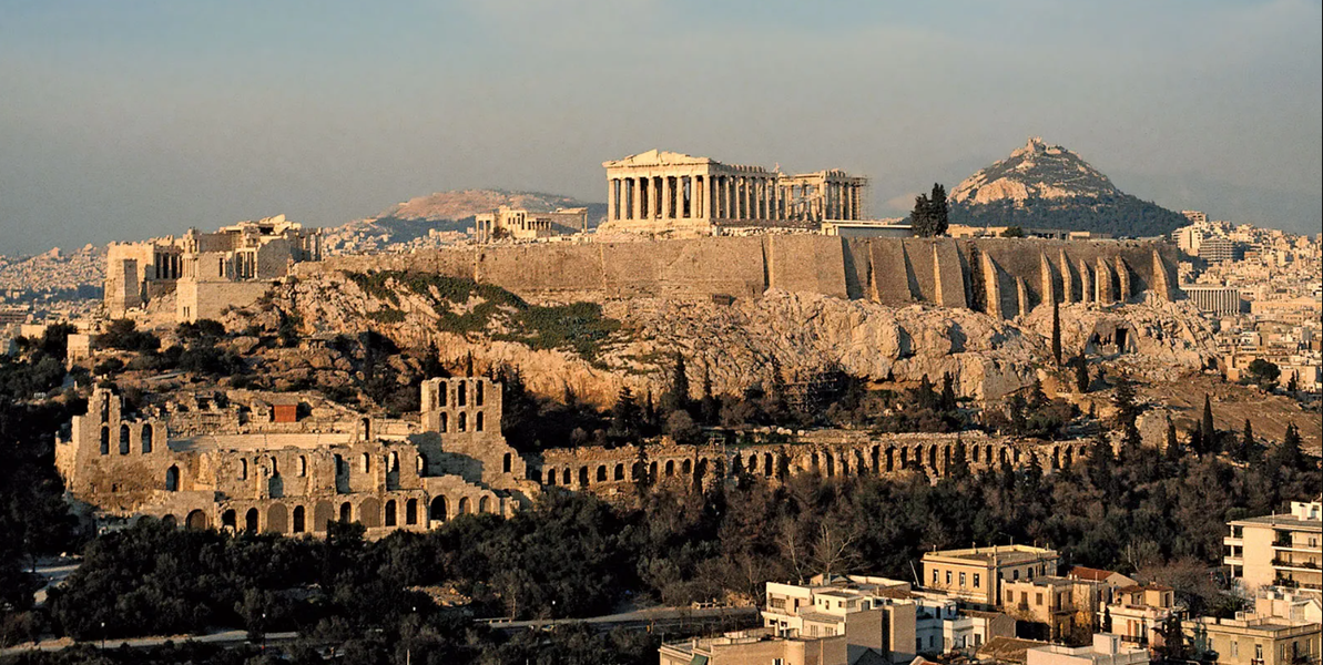 Thành phố cổ Athens, Hy Lạp có dân số khoảng 3 triệu người, với lịch sử tồn tại hơn 7.000 năm. Các đế chế hùng mạnh một thời như Ottoman, Byzantine và La Mã đã góp phần xây dựng mảnh đất này. Sự hiện diện lâu đời nhất được biết đến của con người ở Athens đã được xác định từ thiên niên kỷ 11 đến thiên niên kỷ thứ 7 trước Công nguyên. Ngày nay, đây vẫn là một đô thị rộng lớn và sầm uất.