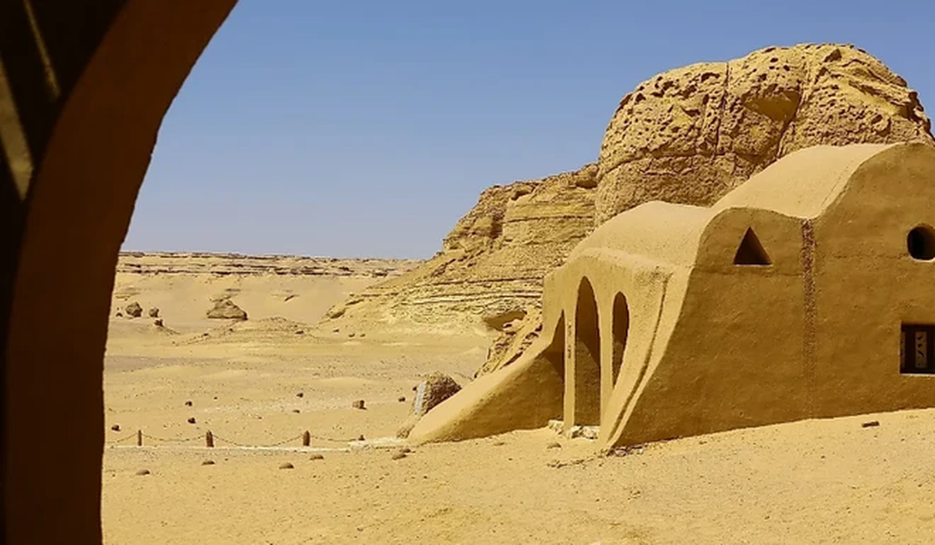 Faiyum, Ai Cập: Faiyum là một ốc đảo xanh tươi nằm giữa sa mạc, nằm cách Tây Nam Cairo ngày nay 130km. Faiyum được coi là một trong những thành phố cổ xưa nhất của Ai Cập với niên đại từ khoảng năm 5.200 trước Công nguyên. Thành phố từng là một phần trong khu vực cổ Crocodilopolis, một trung tâm văn hóa Hy Lạp quan trọng nhất của Sobek, nơi thờ thần cá sấu. Hiện nay, Faiyum vẫn là một thành phố sôi động tập trung rất nhiều khu chợ lớn.