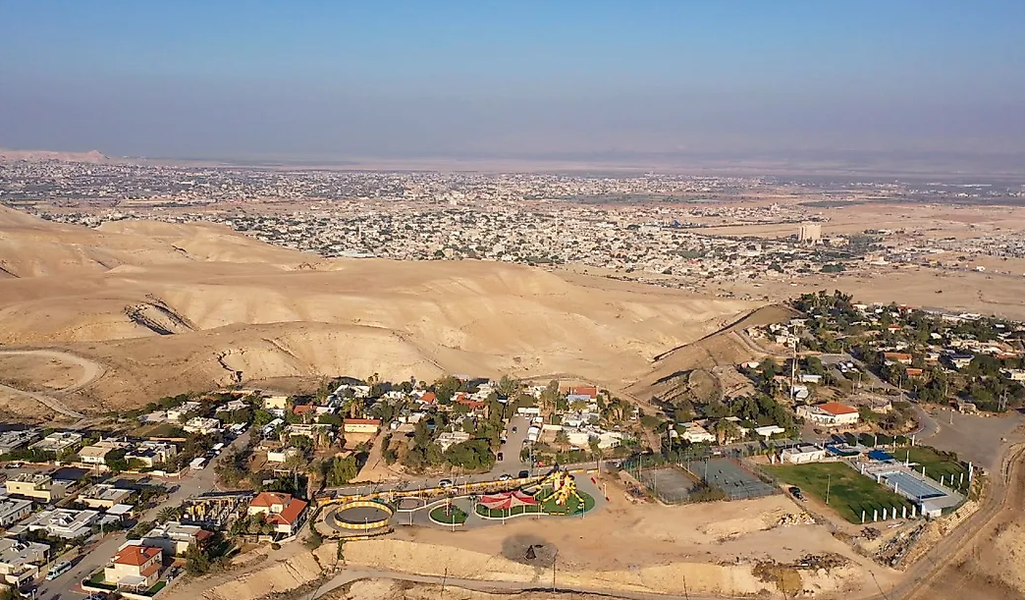 Jericho, Palestine thường được gọi là "thành phố có người ở lâu đời nhất" với lịch sử kéo dài từ 10.000 năm trước Công nguyên đến nay. Các khu định cư ban đầu từ nền văn hóa Natufian đã phát triển thành các cấu trúc tiền thành phố trong thời kỳ đồ đá mới, bao gồm Tháp Jericho có niên đại 8.000 năm trước Công nguyên, khiến nó trở thành tòa nhà bằng đá lâu đời nhất được phát hiện. Thật đáng kinh ngạc khi Jericho luôn có người sinh sống trong suốt quá trình lịch sử cho đến nay, mặc dù vị trí của nó nằm dưới mực nước biển.