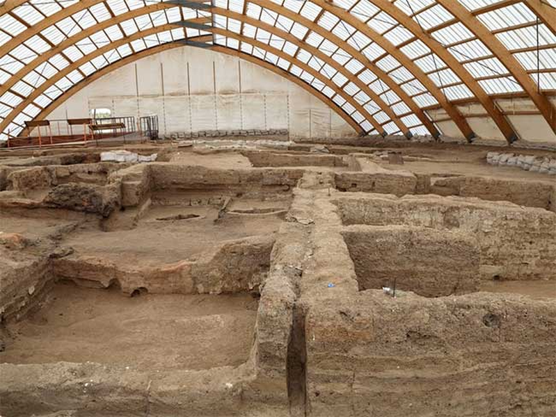 Çatalhöyük được phát hiện tại miền Trung của Thổ Nhĩ Kỳ. Đây được cho là một trong những khu đô thị cổ xưa nhất thế giới, từng được con người khám phá. Ước tính, từ năm 9.500 - 6.200 trước Công nguyên, khu đô thị này có hơn 8.000 người sinh sống. Theo National Geographic, Çatalhöyük được xây dựng trên bờ của một con sông đã khô cạn. Các nhà nghiên cứu nhận định đây là nền móng cho xã hội thời kỳ đồ đá bình đẳng, sống nương tựa vào nhau.