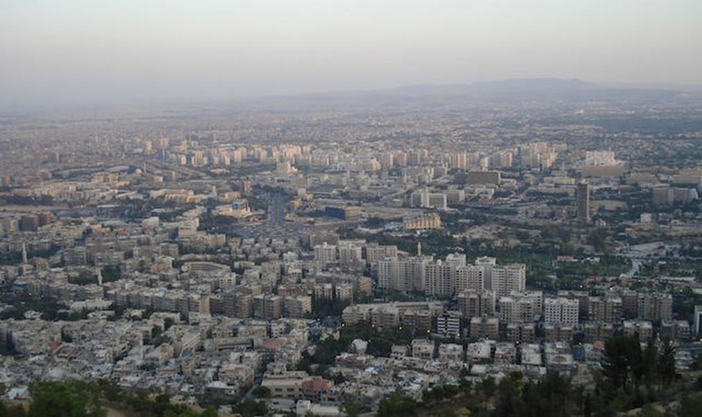 Trên thế giới hiện rất ít thành phố có tuổi đời hàng nghìn năm còn tồn tại nhưng vẫn luôn có con người sinh sống suốt từ đó cho đến tận ngày nay. Damascus là thành phố lớn thứ hai ở Syria, với dân số khoảng 2,5 triệu người. Thành phố này được thành lập vào khoảng năm 10.000 - 8.000 TCN. Damascus là một trong những thành phố có cư dân sinh sống liên tục lâu đời nhất thế giới. Đây là một trong những thành phố “già” nhất thế giới.