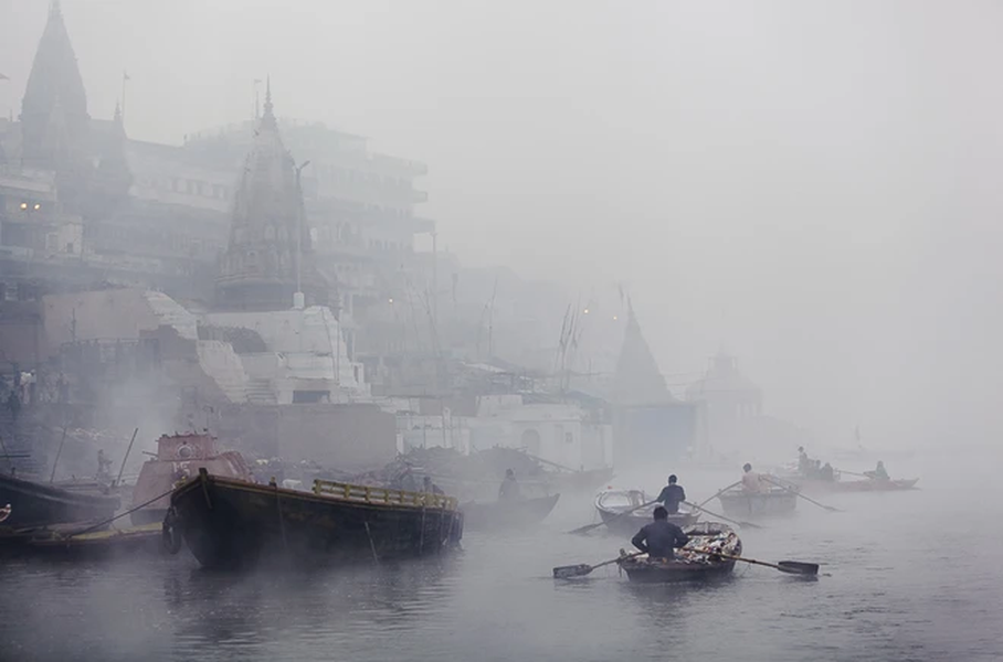 Varanasi, Ấn Độ nằm bên bờ sông Hằng. Theo truyền thuyết của người Hindu, Varanasi đã hơn 5.000 năm tuổi và được coi là một trong những thành phố cổ nhất thế giới, mặc dù bằng chứng về sự sống chỉ cách đây khoảng 3.000 năm. Tuy có niên đại khiêm tốn nhưng đây là thành phố cổ nhất ở Ấn Độ, đồng thời được coi là thành phố linh thiêng nhất trên thế giới đối với người theo đạo Hindu.