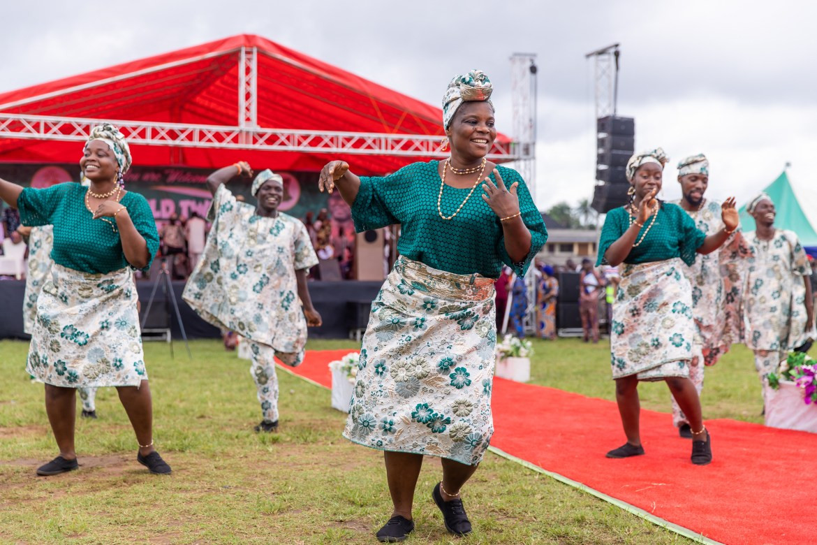 Văn hóa Yoruba tôn vinh những đứa trẻ sinh đôi và tên của chúng theo truyền thống được đặt cố định – Taiwo có nghĩa là “người nếm trải thế giới” đối với đứa con cả, và Kehinde có nghĩa là “người đến sau” đối với đứa con thứ hai.