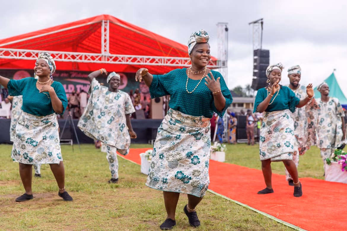 Văn hóa Yoruba tôn vinh những đứa trẻ sinh đôi và tên của chúng theo truyền thống được đặt cố định – Taiwo có nghĩa là “người nếm trải thế giới” đối với đứa con cả, và Kehinde có nghĩa là “người đến sau” đối với đứa con thứ hai.