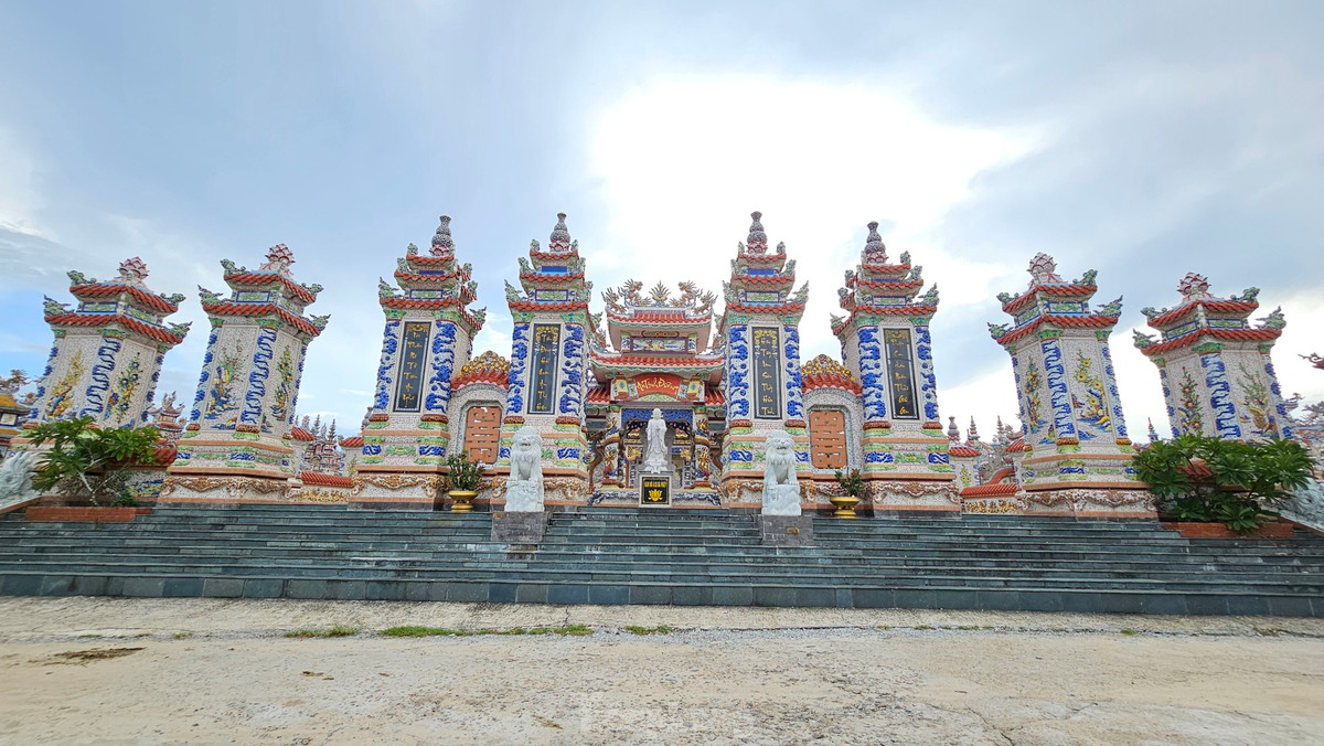 Tại nghĩa trang làng An Bằng - nơi được mệnh danh là “thành phố lăng” thuộc xã Vinh An (huyện Phú Vang, tỉnh TT-Huế) có một khu lăng mộ đồ sộ, được đầu tư hàng tỷ đồng để xây dựng, khiến nhiều người đến tham quan phải choáng ngợp.