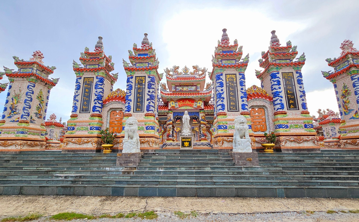 Khu lăng mộ đồ sộ này nằm trên mặt tiền của đường vào nghĩa trang An Bằng khiến công trình càng trở nên nổi bật về quy mô xây dựng cũng như sự cầu kỳ về kết cấu, trang trí thẩm mỹ.