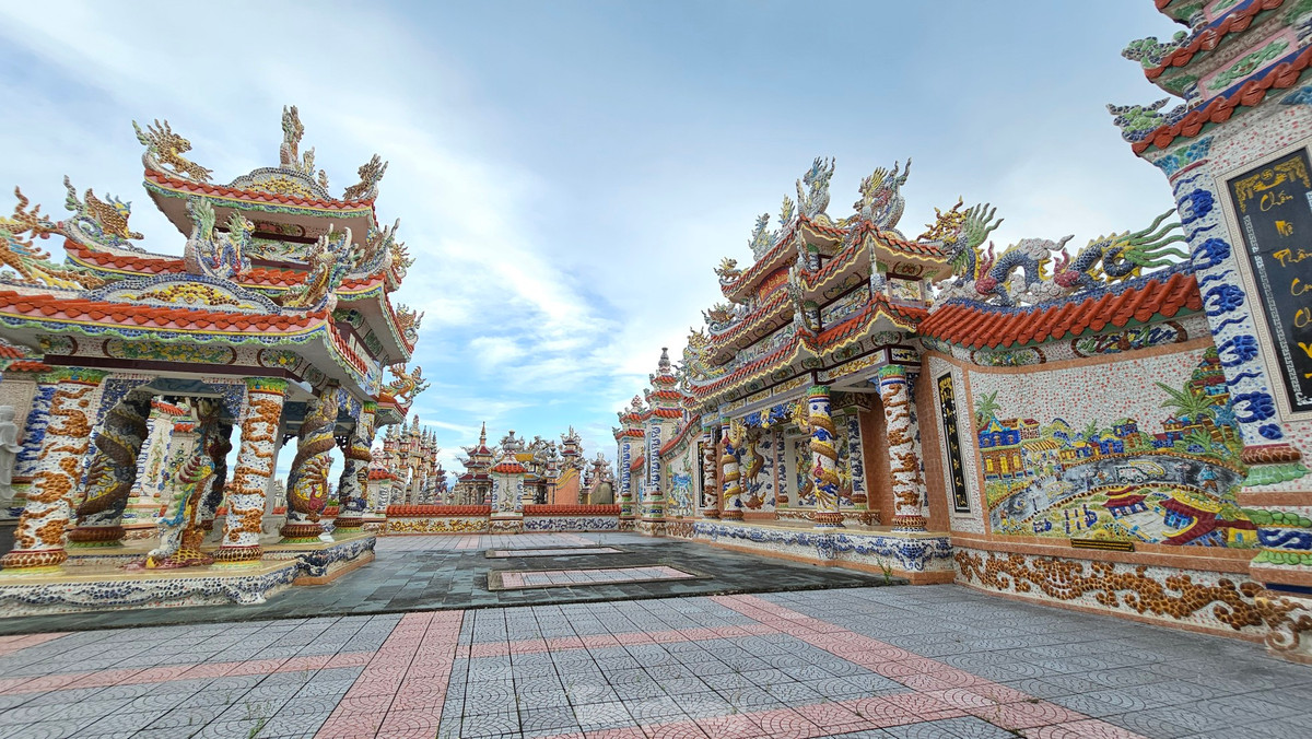 Bên phải và bên trái của bình phong đắp nổi 4 bức tranh nêu ý nghĩa về cuộc đời của đôi vợ chồng già, lòng hiếu thảo của con cháu, tinh thần hướng về quê hương, cha mẹ, tổ tiên của những người con Vinh An xa xứ…