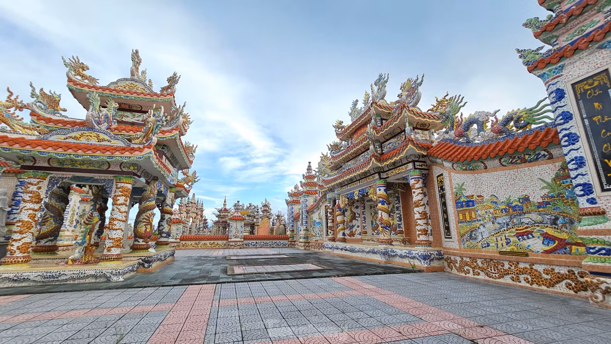 Bên phải và bên trái của bình phong đắp nổi 4 bức tranh nêu ý nghĩa về cuộc đời của đôi vợ chồng già, lòng hiếu thảo của con cháu, tinh thần hướng về quê hương, cha mẹ, tổ tiên của những người con Vinh An xa xứ…