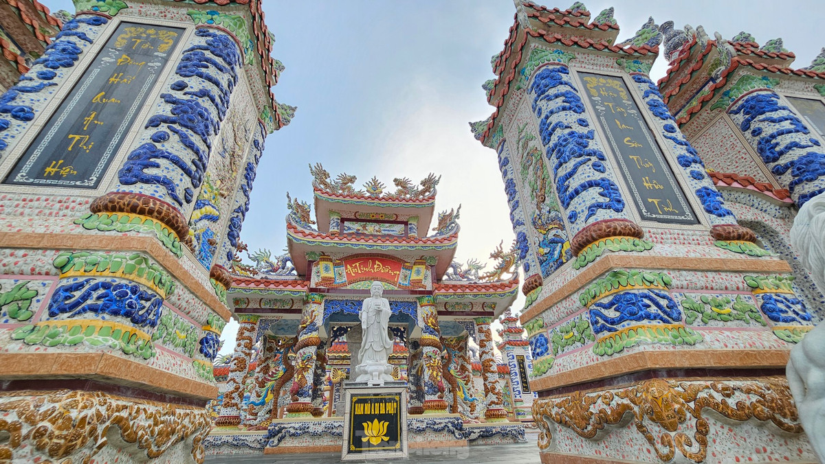 Không khó để biết về chủ nhân của khu lăng tẩm chưa có mộ phần này. Đó là khu lăng của đôi vợ chồng già đang còn sống có tên là Hồ Văn Thiết (87 tuổi) và bà Văn Thị Thuận (86 tuổi, cùng ngụ thôn An Bằng, xã Vinh An). Ngay trong khu lăng mộ có một tấm bia đá lớn khắc sẵn tên của đồng chủ nhân ngôi mộ, cùng con cháu đồng phụng lập.