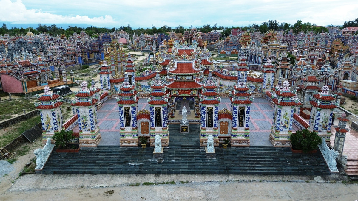 "Ngày xưa cha mẹ nghèo chưa có điều kiện để lo chu đáo cho nơi an nghỉ cuối cùng. Nay con cái đi làm ăn xa, đời sống ổn định, kinh tế khá giả nên đã quay về báo hiếu, xây lăng mộ, nhà thờ họ để tri ân tổ tiên, ông bà, cha mẹ. Việc người dân xây dựng khu lăng mộ gia đình, dòng tộc với quy mô lớn là do yếu tố lịch sử để lại, trên phần đất mà gia đình đã tạo lập từ trước”, ông Phụng cho biết.